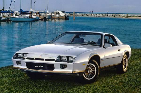 Оригиналният Chevrolet Camaro изглеждаше страхотно и имаше сериозни мускули, ако закупите правилната версия. Но с течение на времето нещата се разводниха още повече, така до 1982 година можехте да си купите Camaro с 2,5-литров четирицилиндров двигател с мощност само 92 к.с. Това беше почти достатъчно, за да вдигне Chevy до 160 км в час. Мускулеста кола, ама не.
